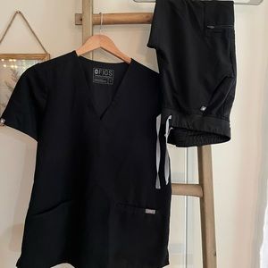 FIGS scrub set- black